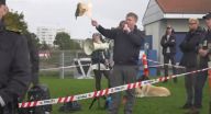 بالفيديو. زعيم يميني دنماركي يحرق نسخا من القرآن في منطقة يقطنها مهاجرون